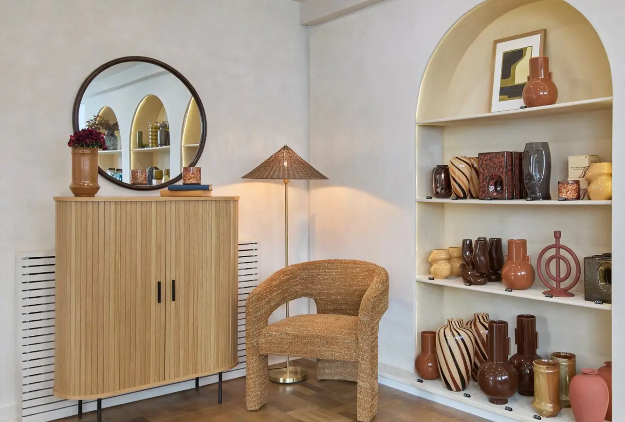 retail showroom interior design bromley london display cabinet vases 03